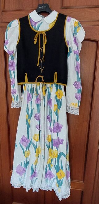 traje disfraz medieval flores lilas