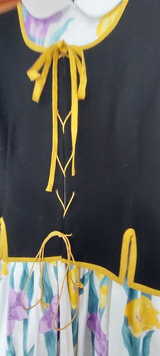 traje disfraz medieval flores lilas