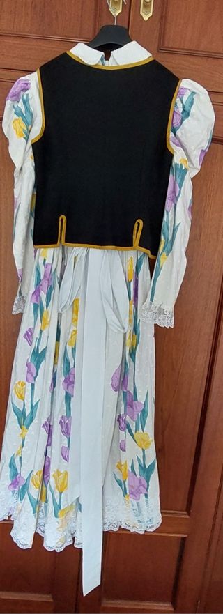 traje disfraz medieval flores lilas