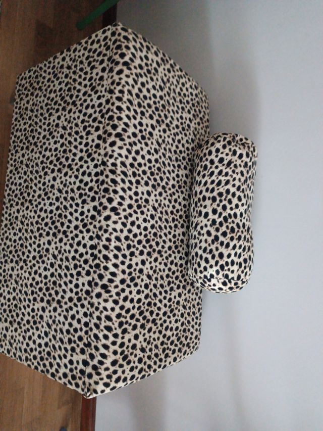 Baúl animal print con cojín decorativo a juego.