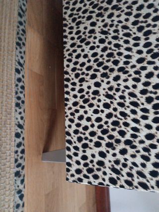 Baúl animal print con cojín decorativo a juego.