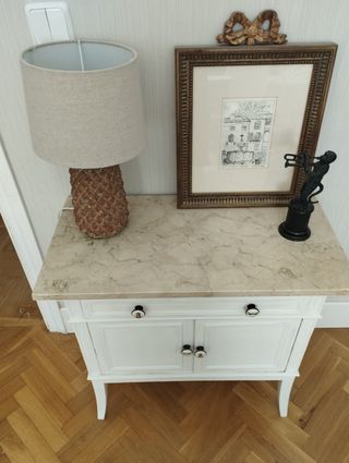 Mueble auxiliar blanco con sobre de mármol
