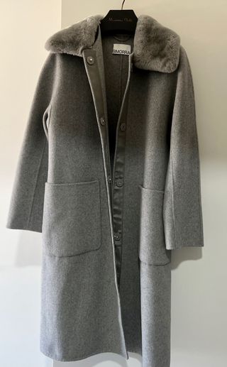 Abrigo Javier Simorra gris con cuello de piel