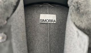 Abrigo Javier Simorra gris con cuello de piel