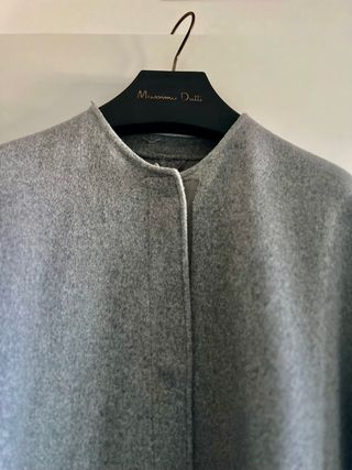 Abrigo Javier Simorra gris con cuello de piel