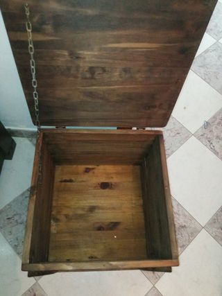 Arca o baúl de pino antiguo