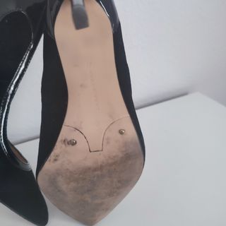 estiletos de terciopelo y charol