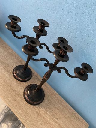 Candelabros negros con brillo.