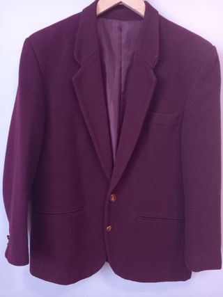 Chaqueta americana color burdeos