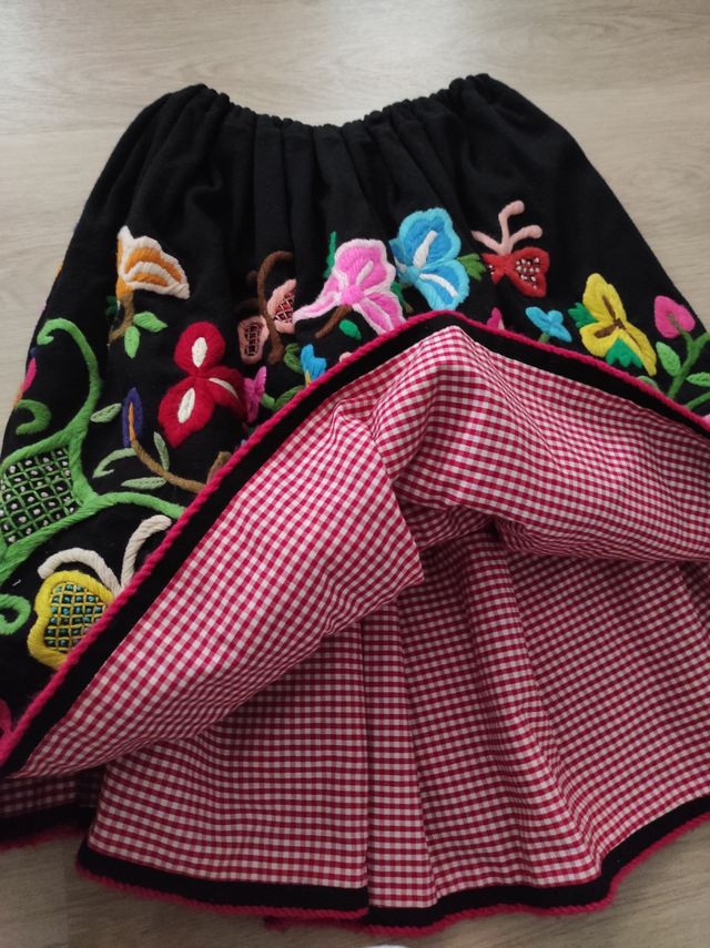 refajo huertana bordado a mano de flores