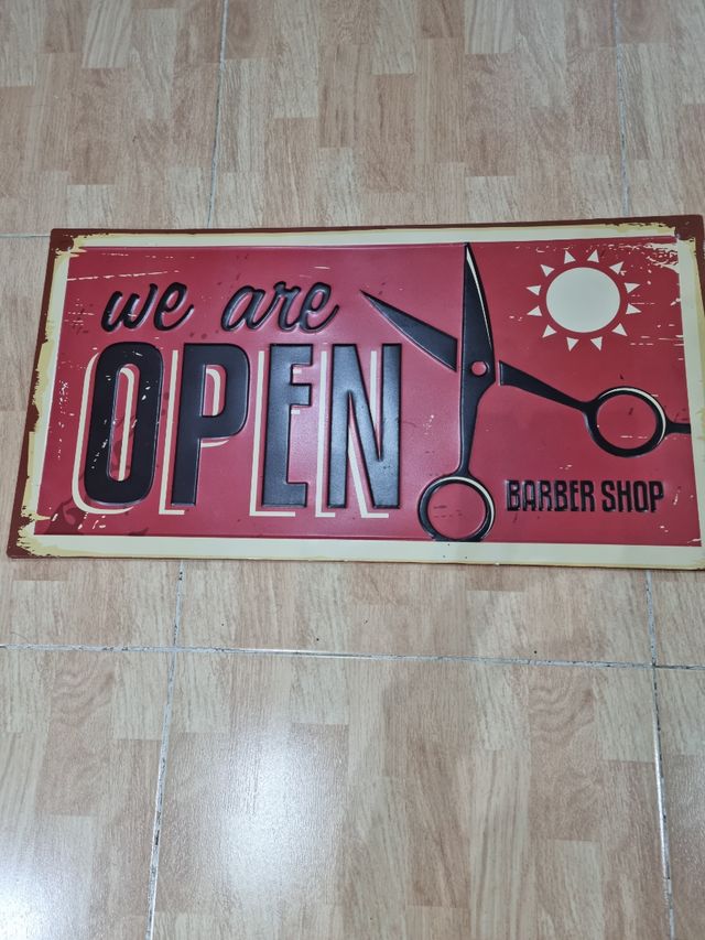 Vendo placa metálica de barbería por 8 €