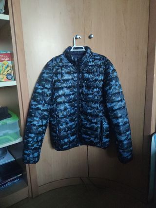 Anorak niño, estampado camuflaje color negro y azu