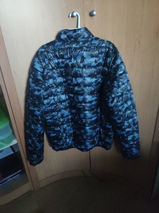 Anorak niño, estampado camuflaje color negro y azu