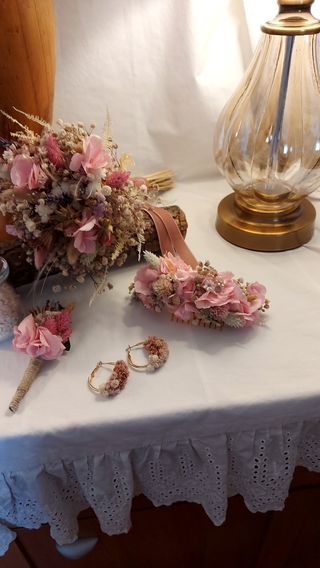 Pendientes aro con flores.