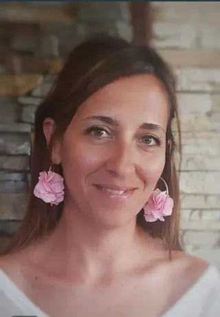 Pendientes de aro con flor preservada.