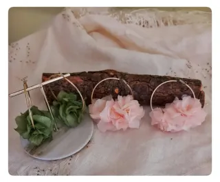 Pendientes de aro con flor preservada.