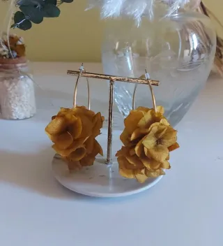 Pendientes de aro con flor preservada.