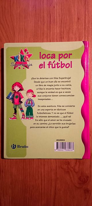 Kika Superbruja loca por el fútbol