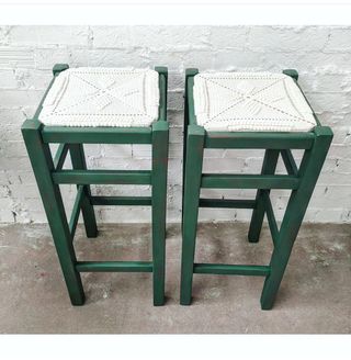 Pareja de taburetes rústicos