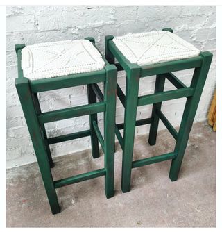 Pareja de taburetes rústicos