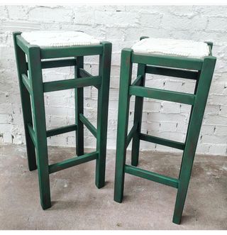 Pareja de taburetes rústicos