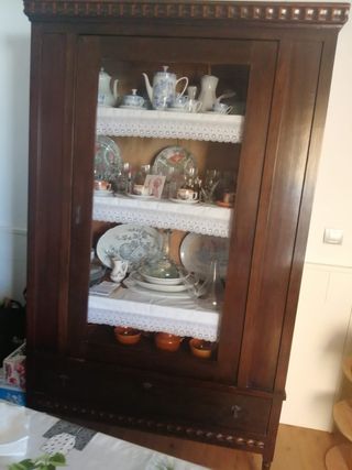 vitrina antigua, fue armario y está restaurado.