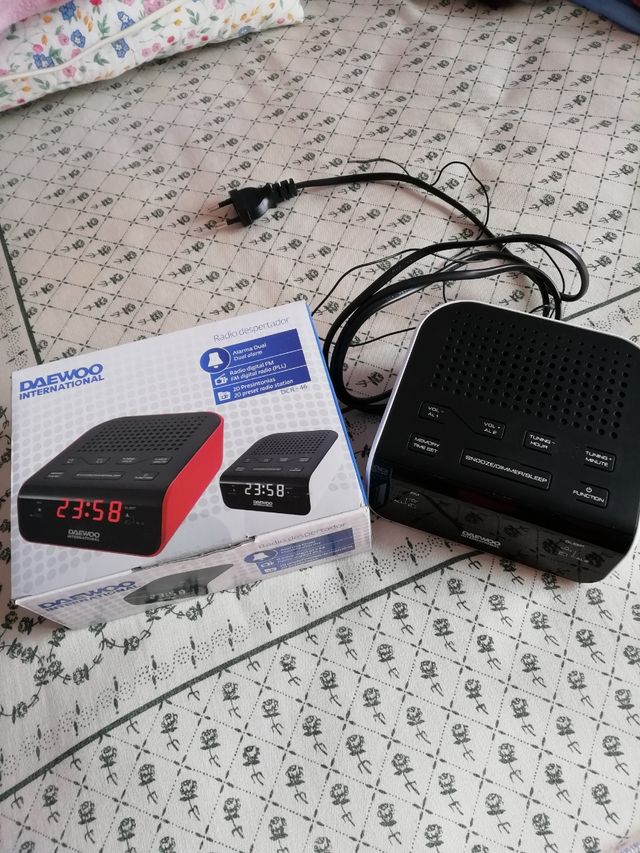 Radio despertador digital. Sin usar.