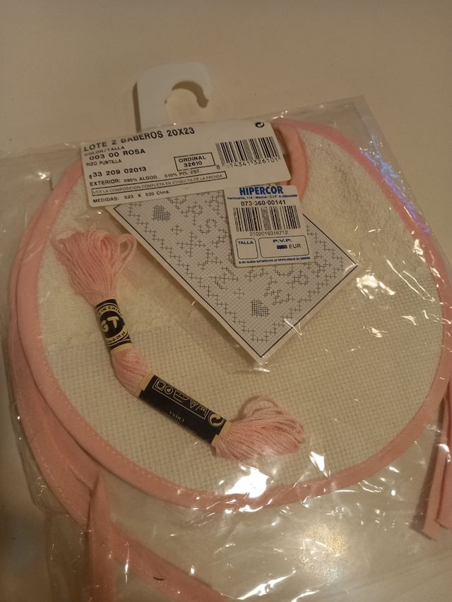 Par de baberos para bordar