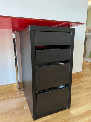 Mesa de cristal roja