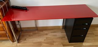 Mesa de cristal roja