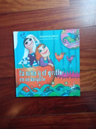 La niña y el grillo en un barquito.