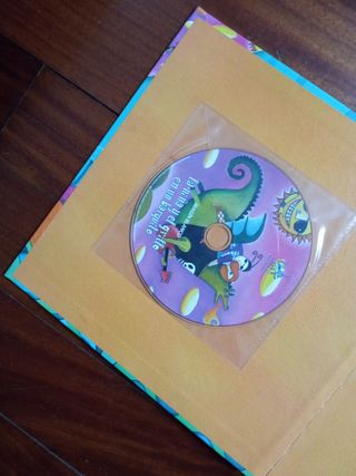 La niña y el grillo en un barquito.