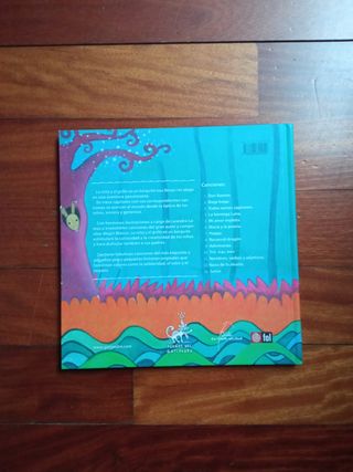 La niña y el grillo en un barquito.