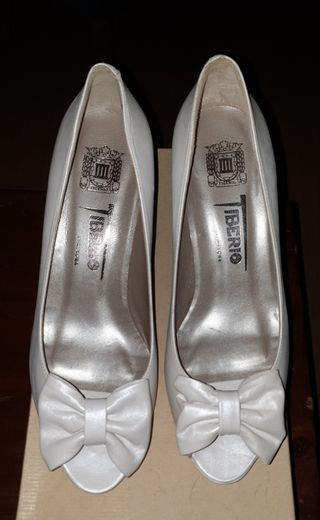 Zapatos novia piel. Blanco perlado. Precio 120€