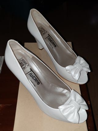 Zapatos novia piel. Blanco perlado. Precio 120€