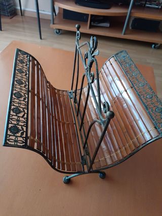 Revistero Vintage de hierro forjado y bambú