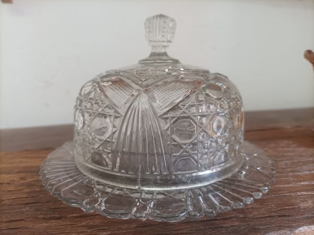 Quesera de cristal ornamentado