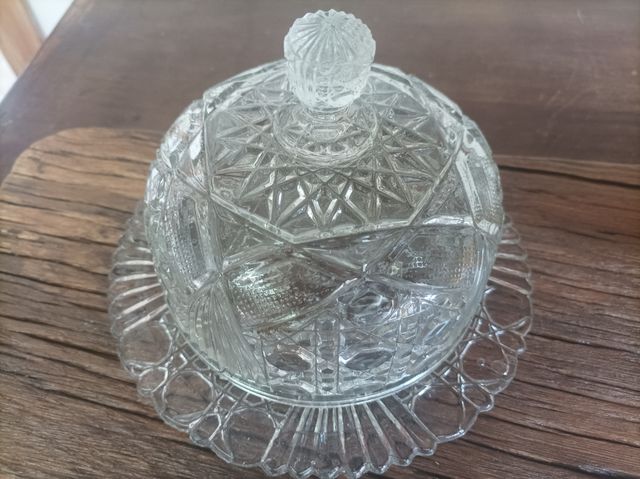 Quesera de cristal ornamentado