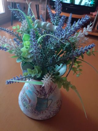 Jarrón con flores de plástico Lavanda.