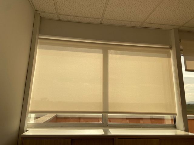 Cortina tipo estor 80cms ancho x 1,40cms de alto