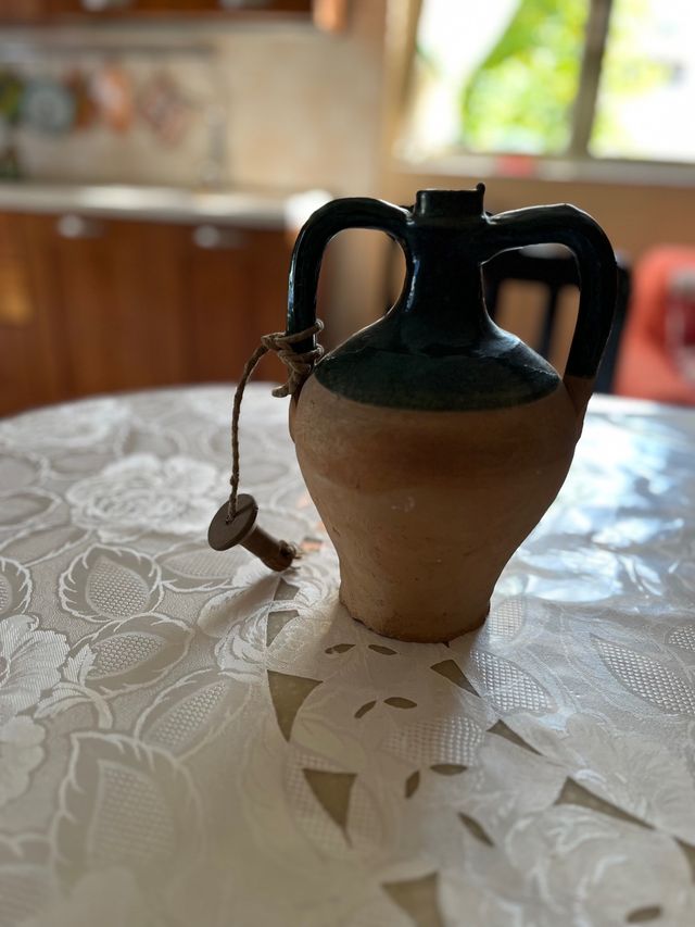 Brocca antica di terracotta