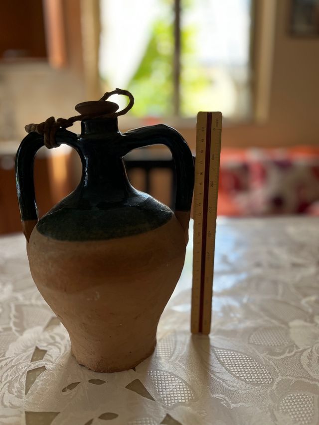 Brocca antica di terracotta