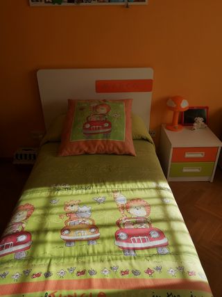 Cama infantil y mesilla a juego