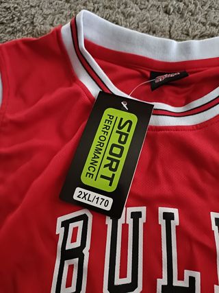 Conjunto deportivo con logo Bulls