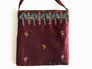 Pequeño bolso granate tornasolado