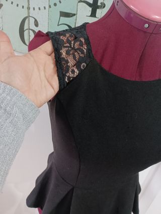 Blusa negra de encaje en espalda