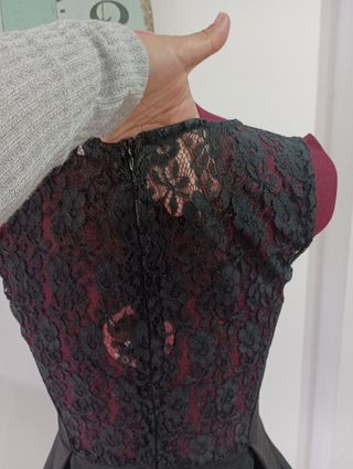 Blusa negra de encaje en espalda