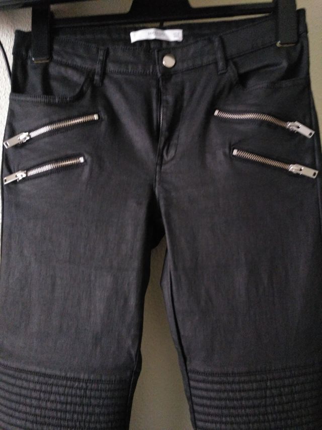 Pantalón MANGO negro. Talla 40
