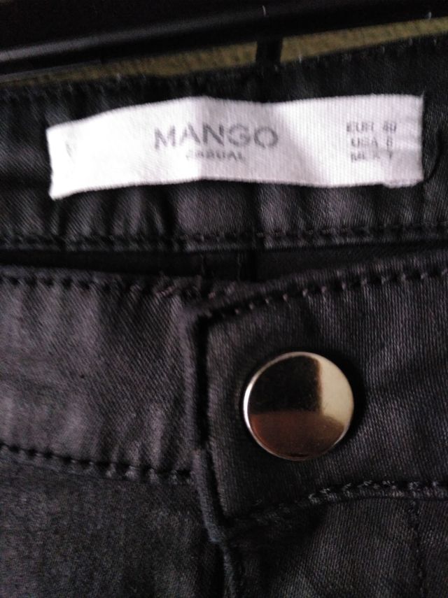Pantalón MANGO negro. Talla 40