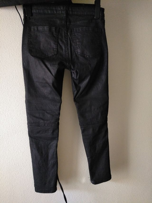 Pantalón MANGO negro. Talla 40